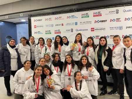 فرسان المصرارة الاعدادية يرفعون راية المصرارة عاليا بعد فوزهم قطريا ببطولة الروبوتيكا